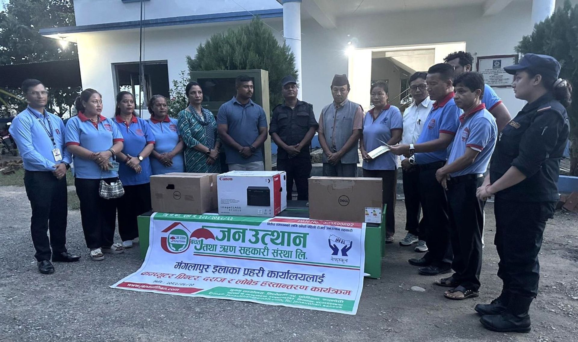 क्षतिग्रस्त प्रहरी कार्यालयलाई जनउत्थान साकोसको जिन्सी सहयोग